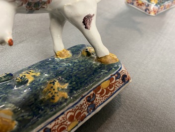 Une paire de mod&egrave;les de vaches en fa&iuml;ence de Delft polychrome, 18&egrave;me